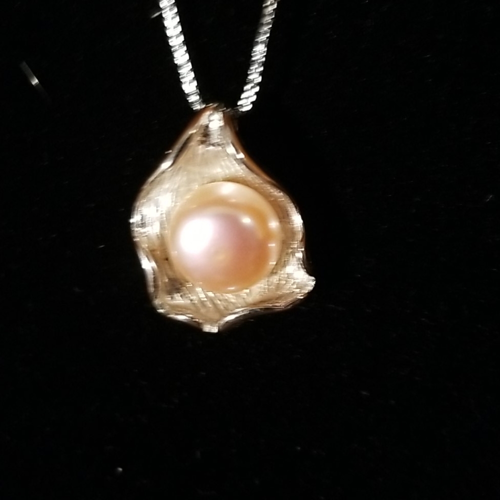 Natural pink pearl pendant